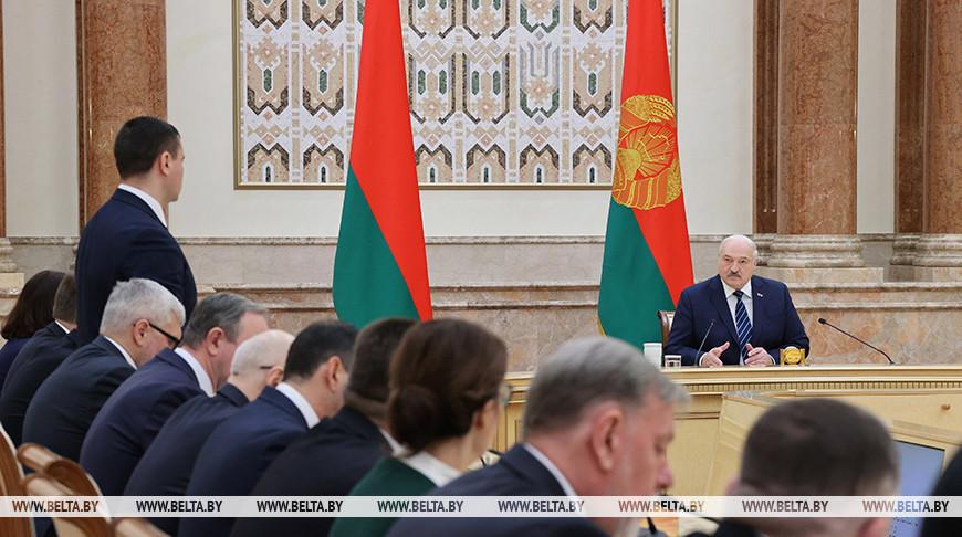 Лукашенко поручил создать рабочую группу и проверить систему образования