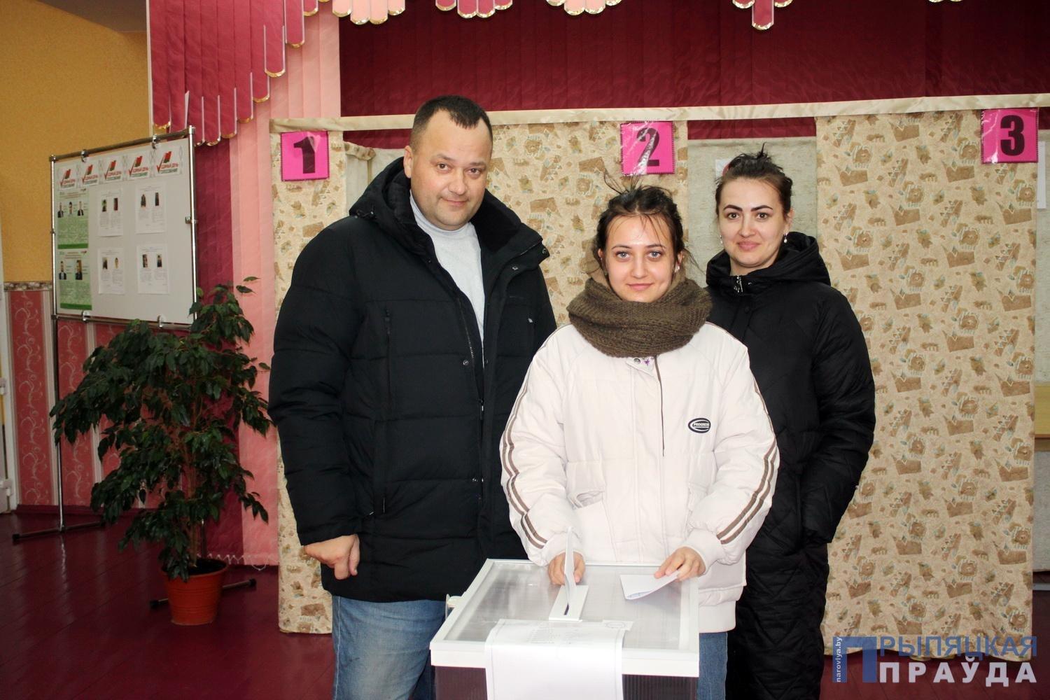 На избирательном участке № 1 в Наровле голосование идет открыто и организованно