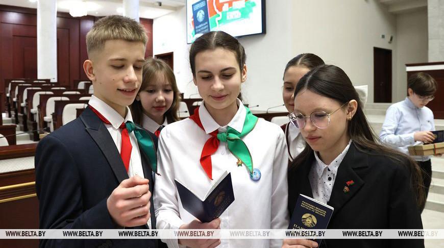 Андрейченко — молодежи: паспорт — главнейший документ гражданина своей страны