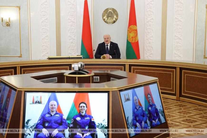 Лукашенко пригласил Василевскую и Новицкого в гости после космического полета и пообещал угостить фирменным салатом