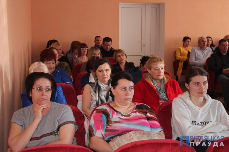 Областная информационно-пропагандистская группа встретилась с работниками Наровлянской фабрики