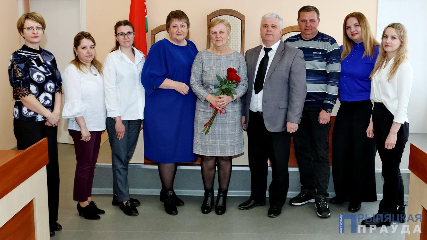 32 года служения справедливости: в Наровле провели на пенсию Анну Кулик