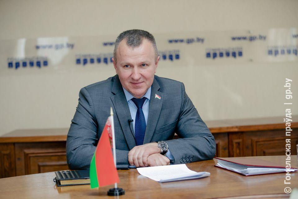 Председатель Наровлянского райисполкома Владимир Антоненко поделился, чем живет сегодня самобытный полесский край, какие планы строит на будущее