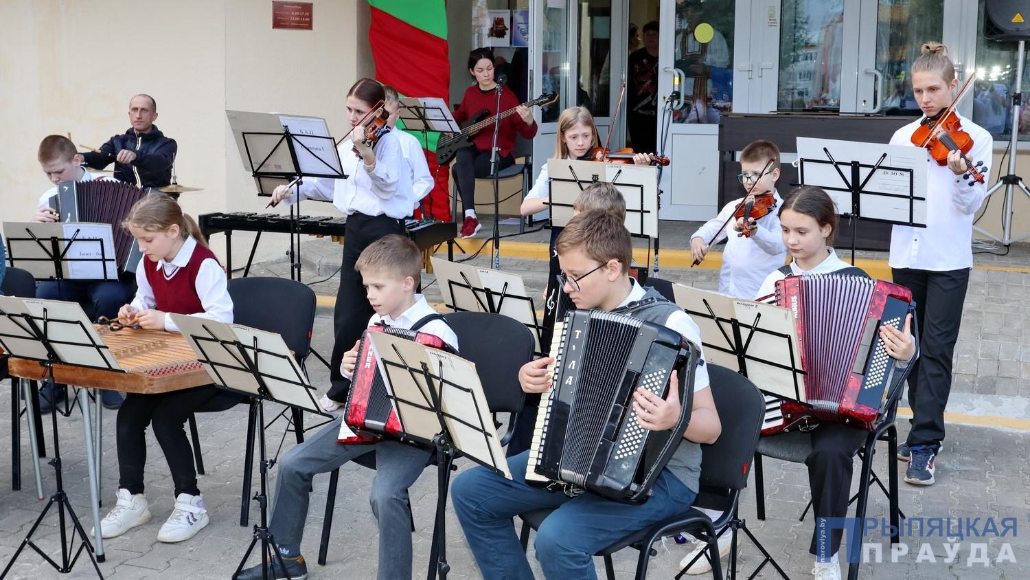 Детский инструментальный ансамбль «Б.А.Ц.» Наровлянской ДШИ стал одним из победителей на областном фестивале