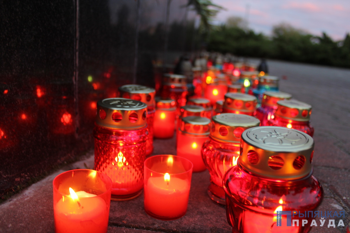 В Наровле мероприятия, посвященные Международному дню памяти о чернобыльской катастрофе, завершились акцией «Свеча памяти» (фотофакт)