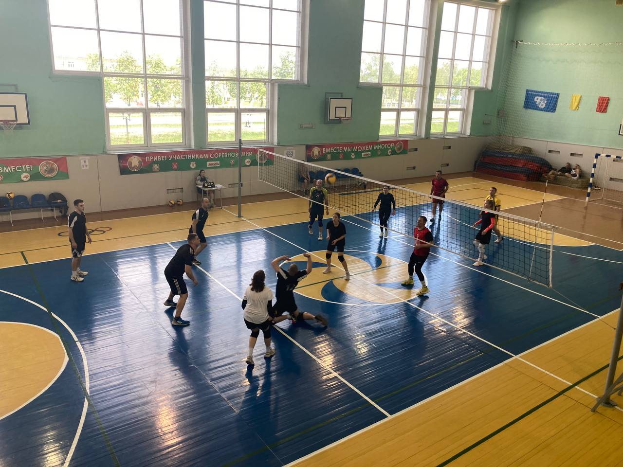 Команда Наровлянского района приняла участие в соревнованиях по волейболу в городе Ельске