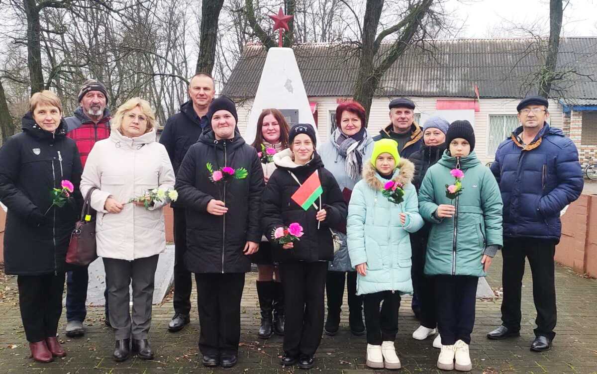 В деревнях Наровлянщины почтили память освободителей
