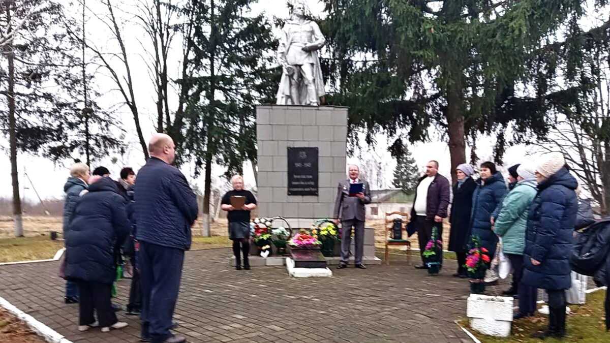 В деревнях Наровлянщины почтили память освободителей