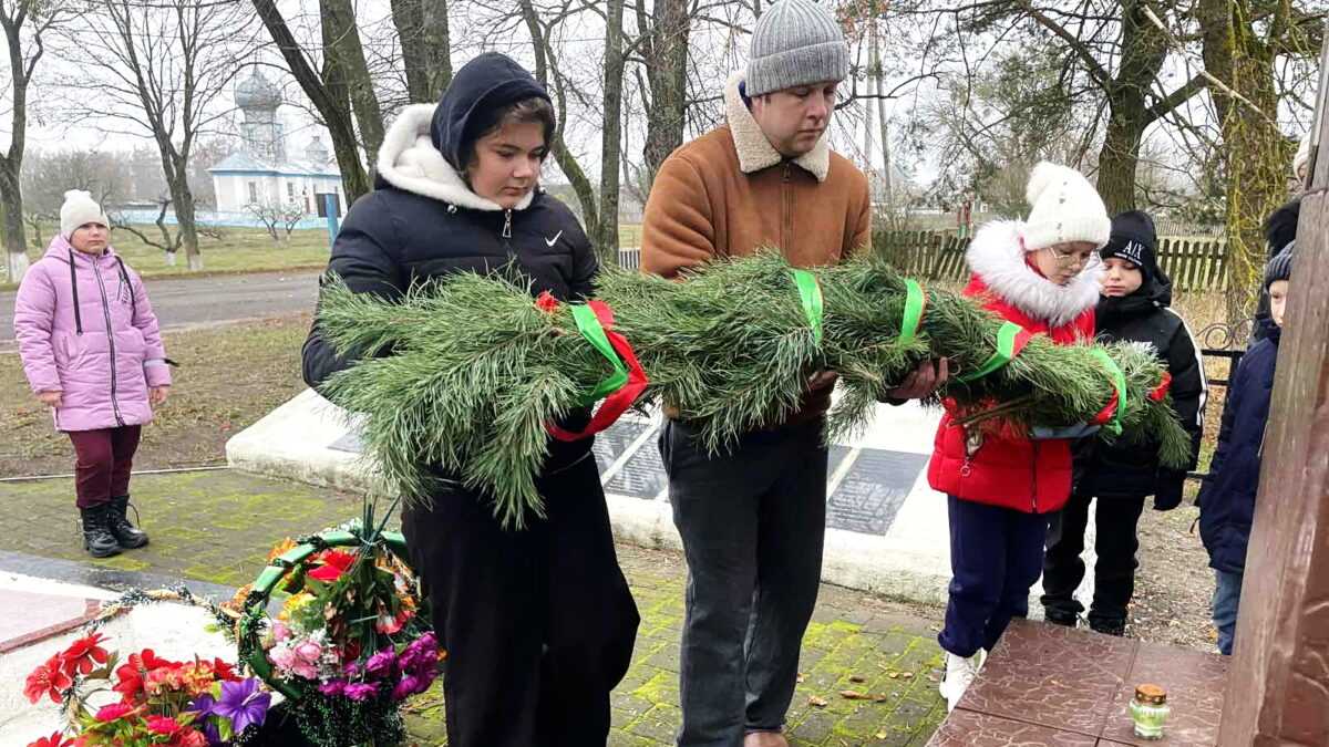 В деревнях Наровлянщины почтили память освободителей
