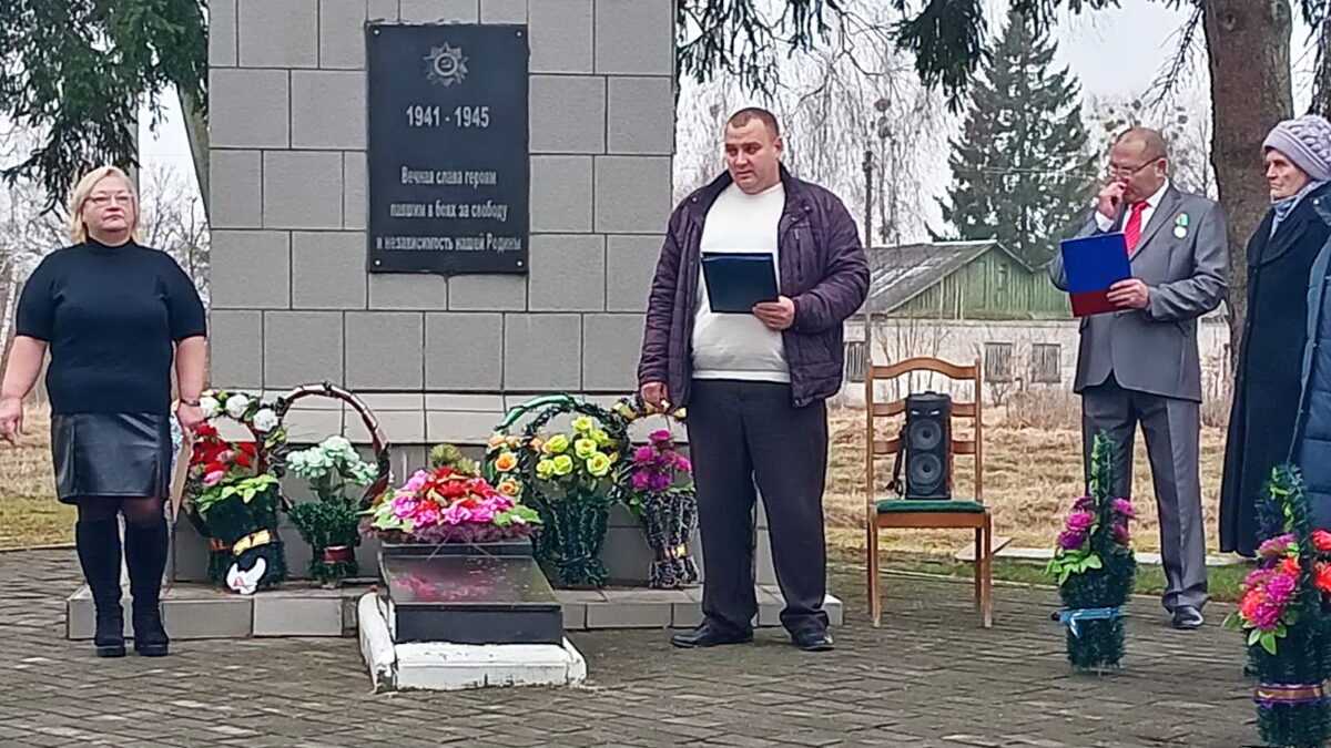 В деревнях Наровлянщины почтили память освободителей