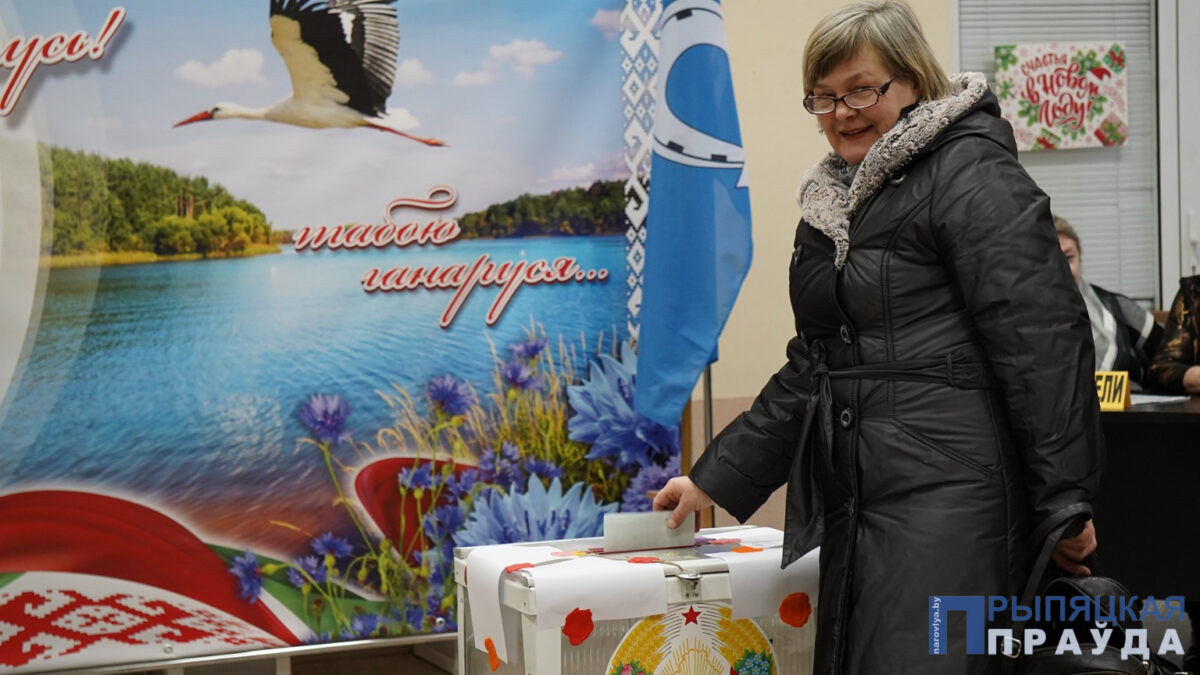 В Татьянин день проголосовала на избирательном участке №2 в Наровле