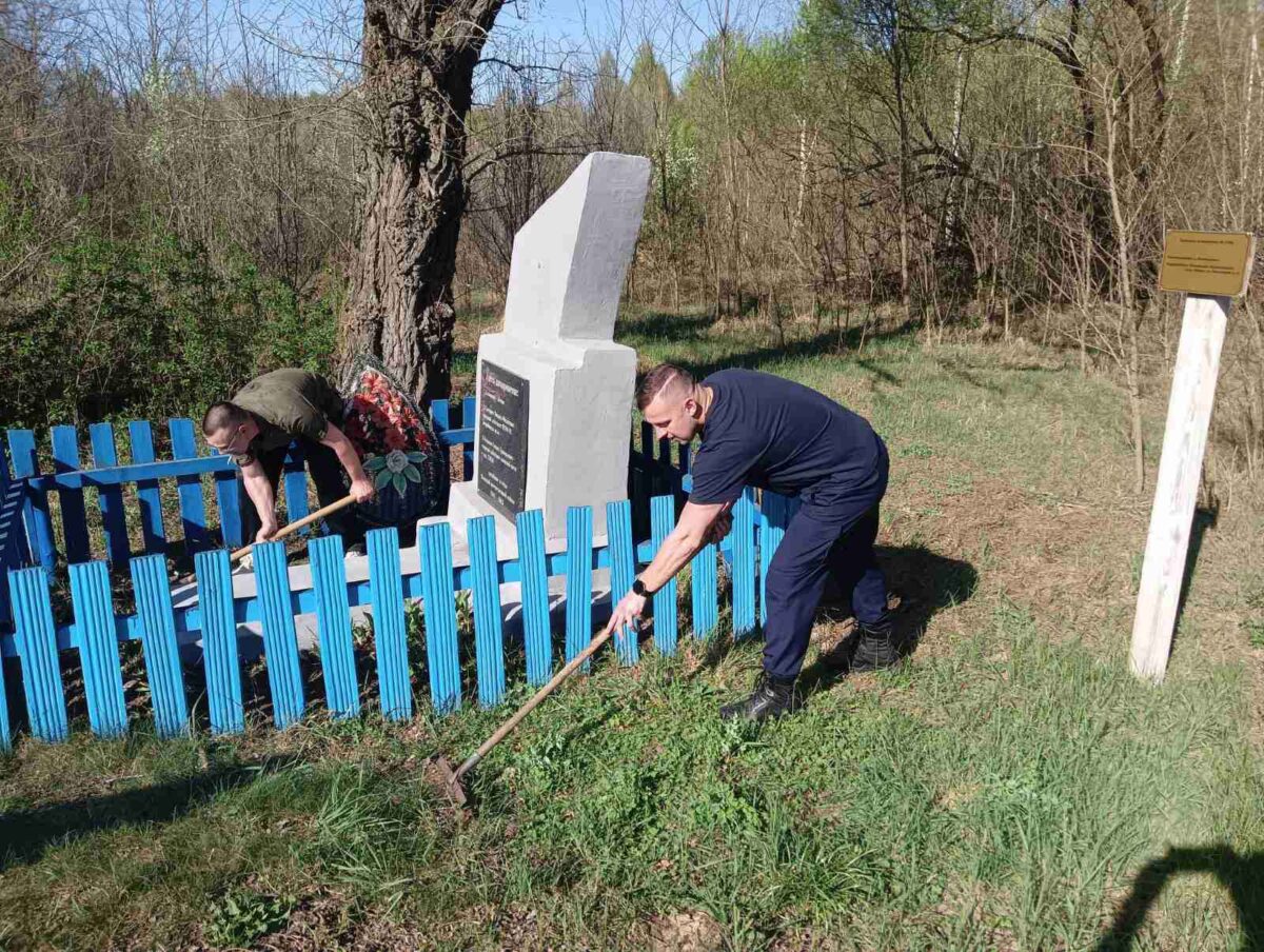 Прокуратура и Следственный комитет Наровлянского района навели порядок у памятника в д. Москалевка