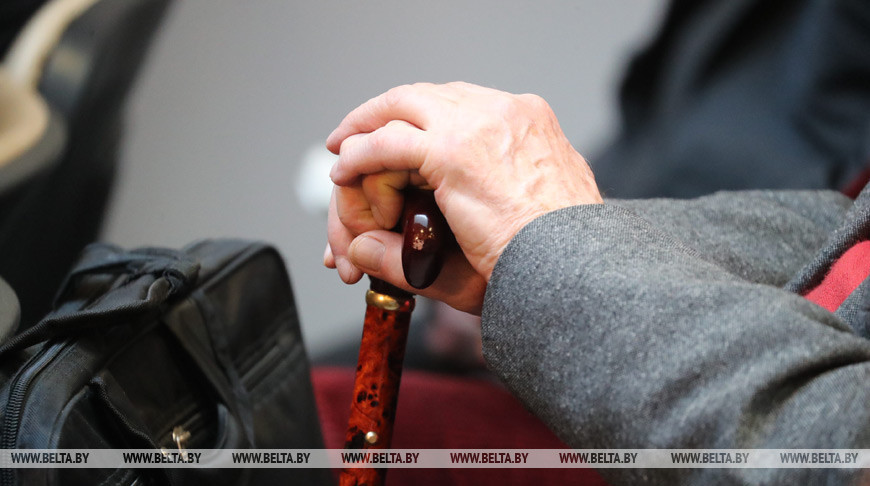 Размер пособия по уходу за человеком старше 80 лет или инвалидом I группы вырастет с 1 ноября