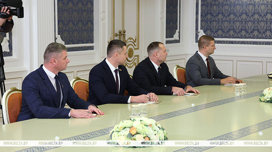 «Мужики, кто не усвоит, работать не будет». Лукашенко требует от местной вертикали выполнить элементарное