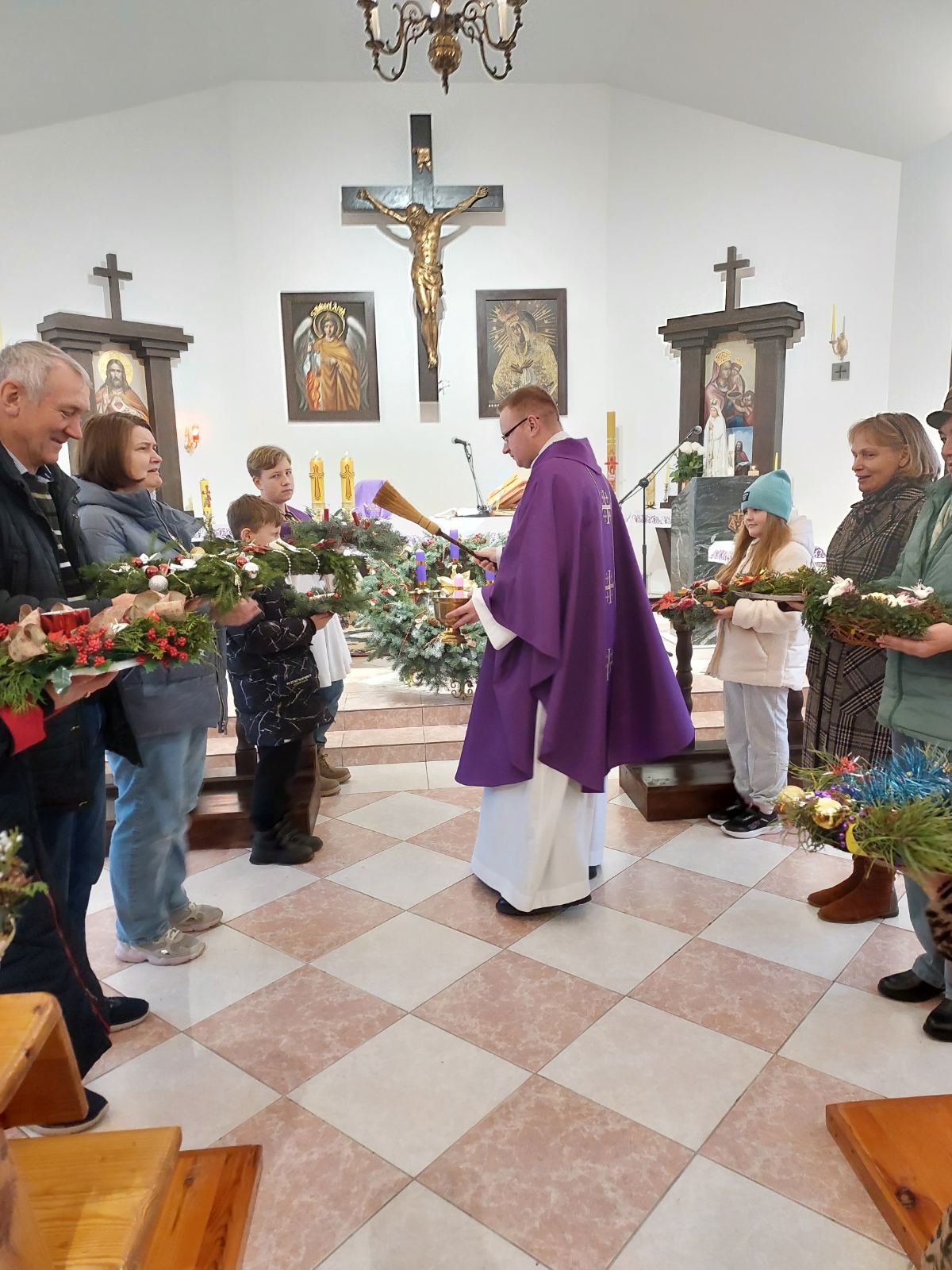 Перыяд Адвэнта распачаўся ў Каталіцкім Касцёле. Даведаліся як каталікі Нараўляншчыны рыхтуюцца да святаў Божага Нараджэння.