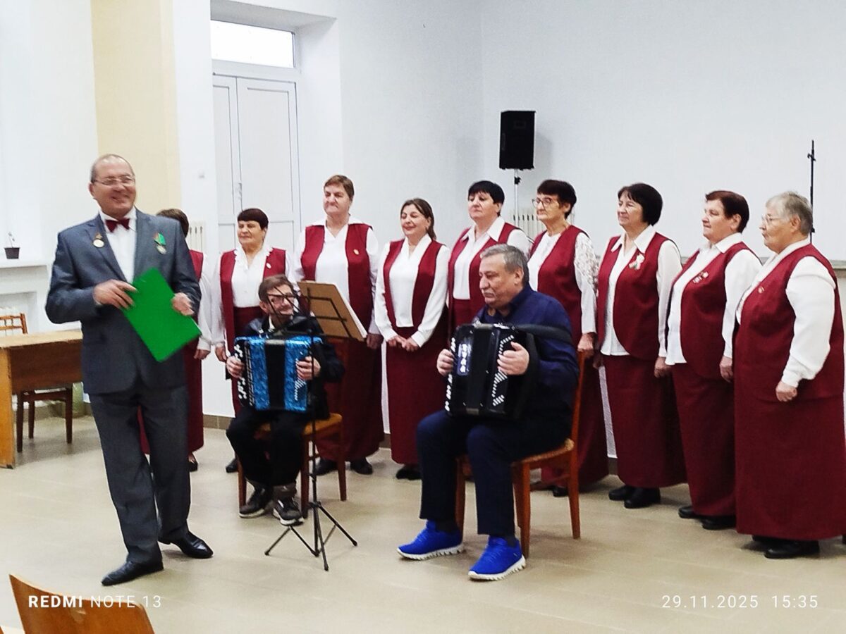 Народный хор ветеранов дал концерты в Наровлянском районе