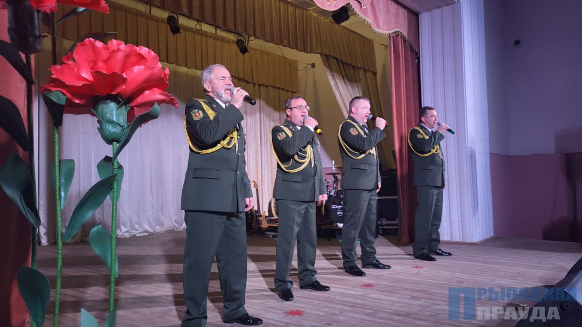 В Наровле при полном аншлаге прошел концерт вокальной группы «Единство» Пинского погранотряда