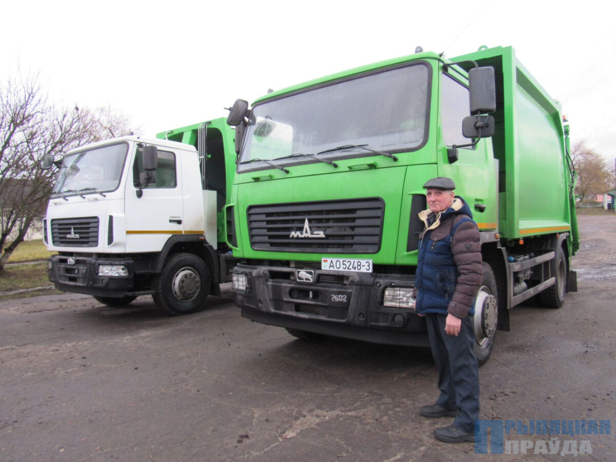 Парк спецтехники КУП «Жилкомстрой» города Наровли пополнился двумя мусоровозами