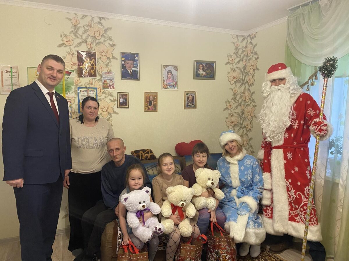 Глава Наровлянского района поздравил многодетную семью