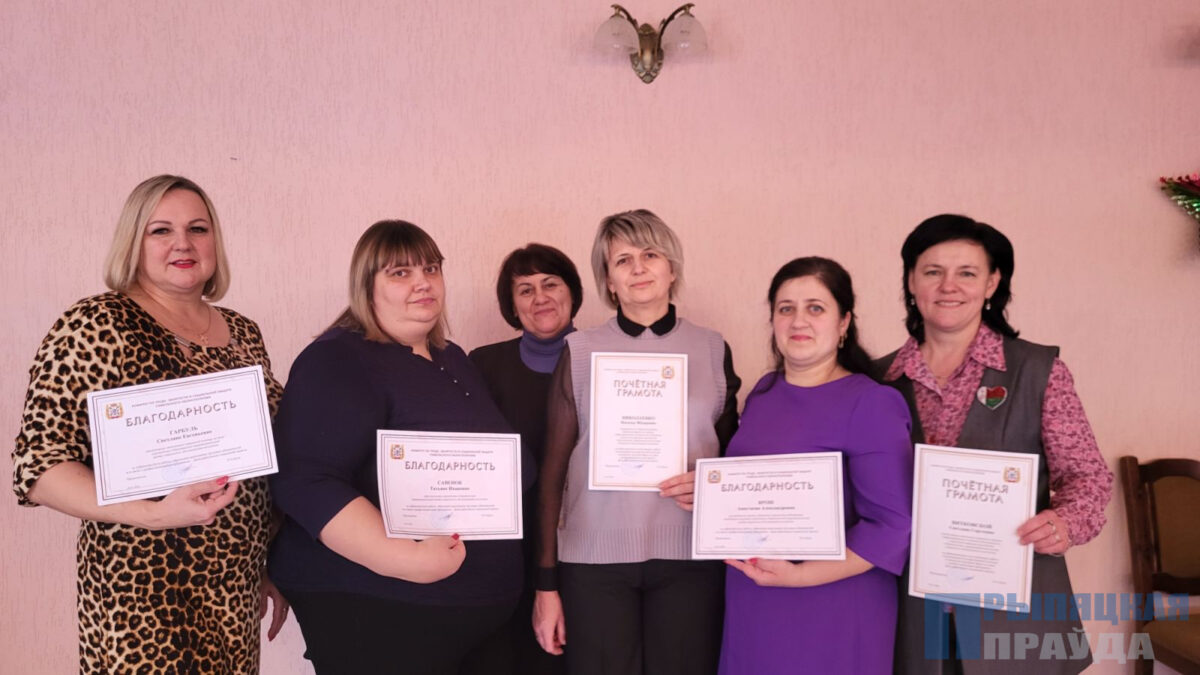 Коллектив Наровлянского ТЦСОН отмечает День работников социальной защиты