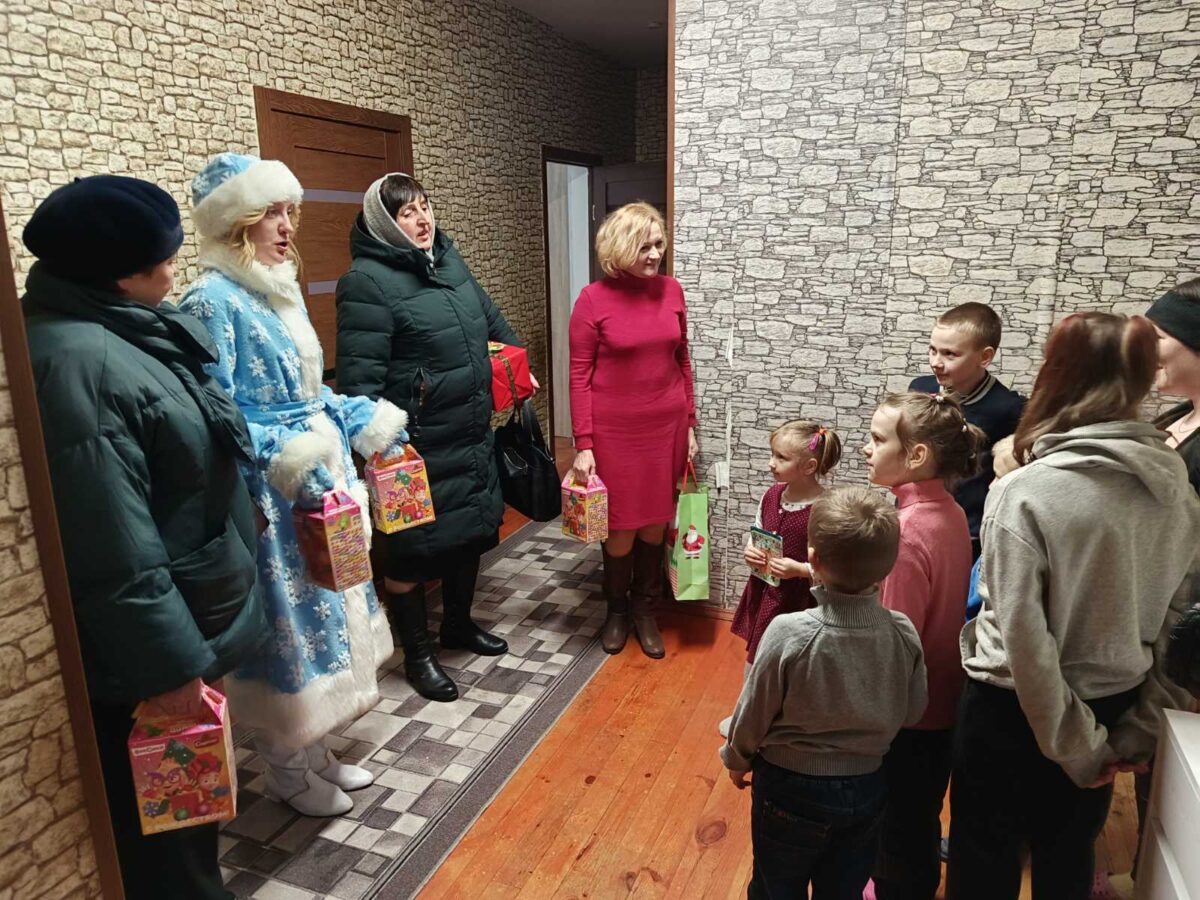 Многодетная семья из Головчиц принимала поздравления от депутатов Наровлянщины