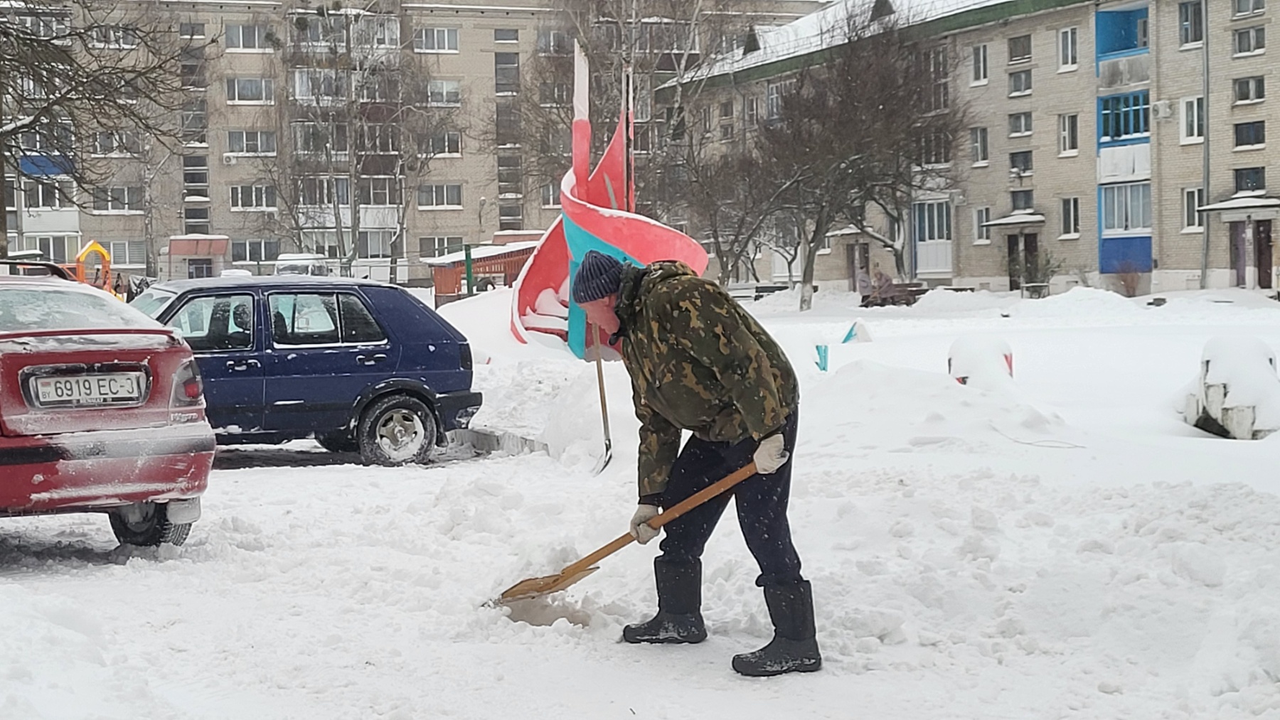 ФОТОФАКТ. И стар, и млад потрудиться лопатой рад
