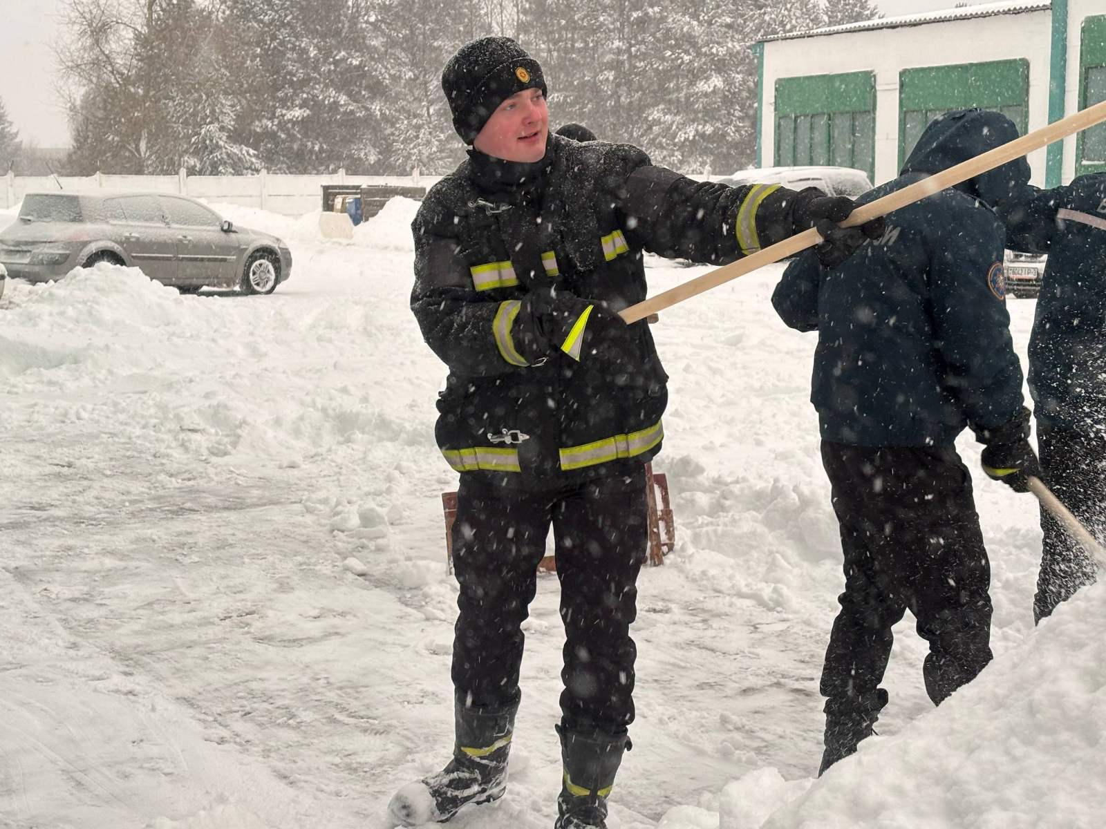 На борьбу со снежной стихией вышли работники Наровлянского РОЧС