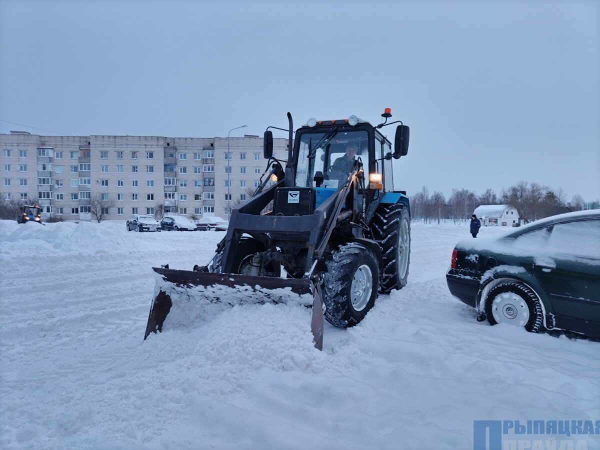 К субботнику по уборке снега присоединилось ОАО «Наровлянский завод гидроаппаратуры»