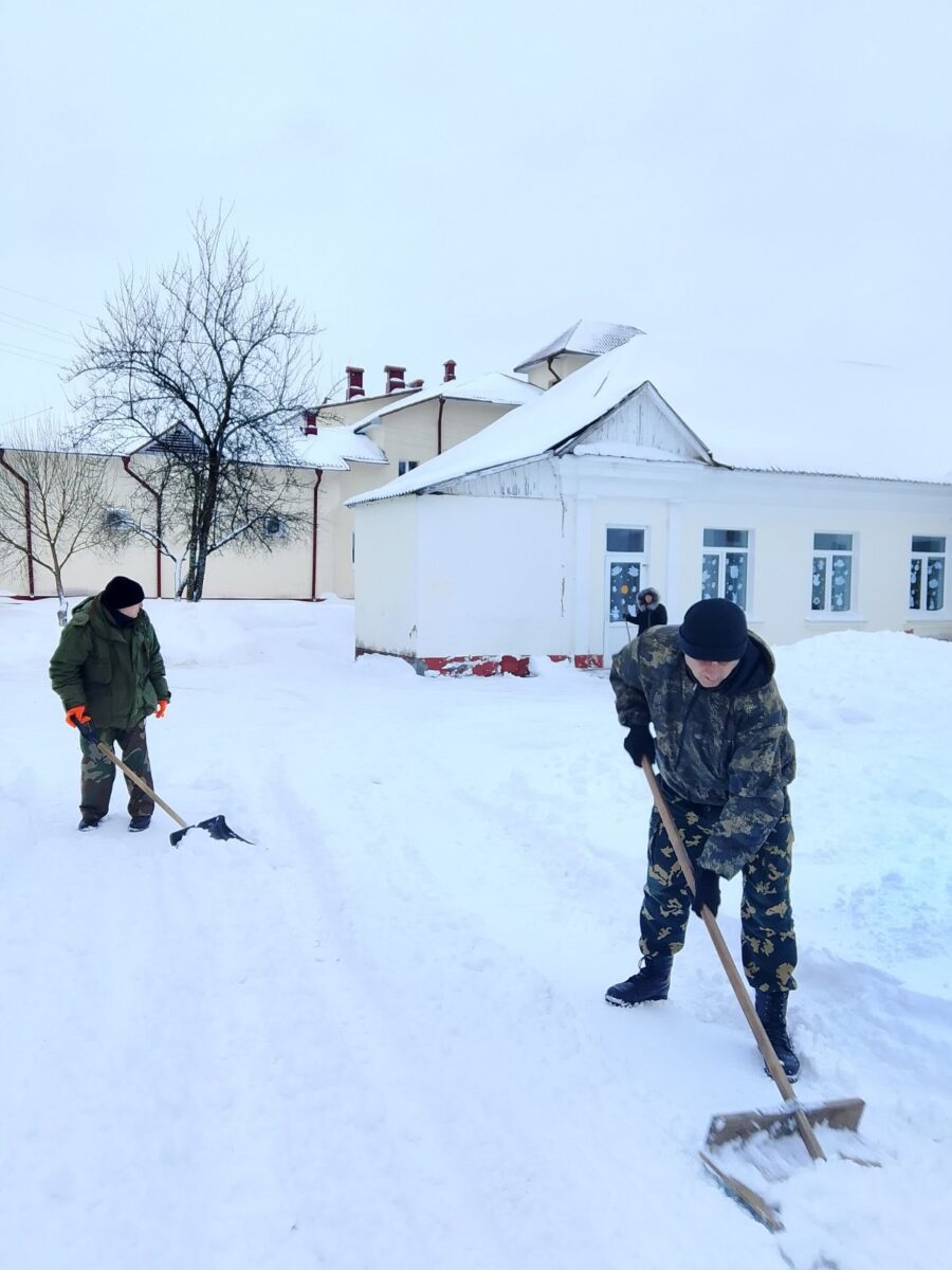 Работники Наровлянской ЦБС не остались в стороне от снежной проблемы