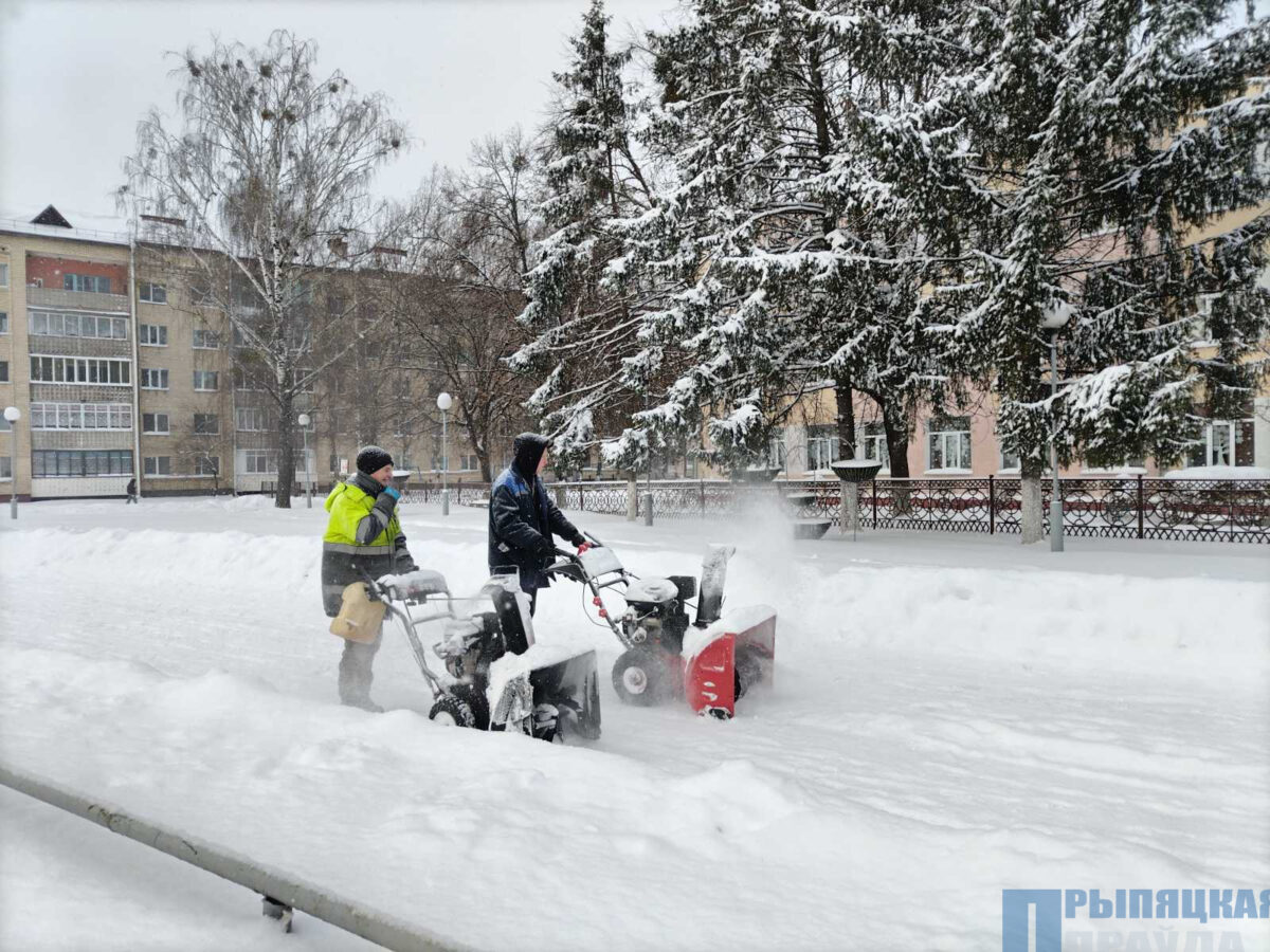 Коммунальщики Наровлянщины в рамках субботника усилили работу по расчистке улиц от снега