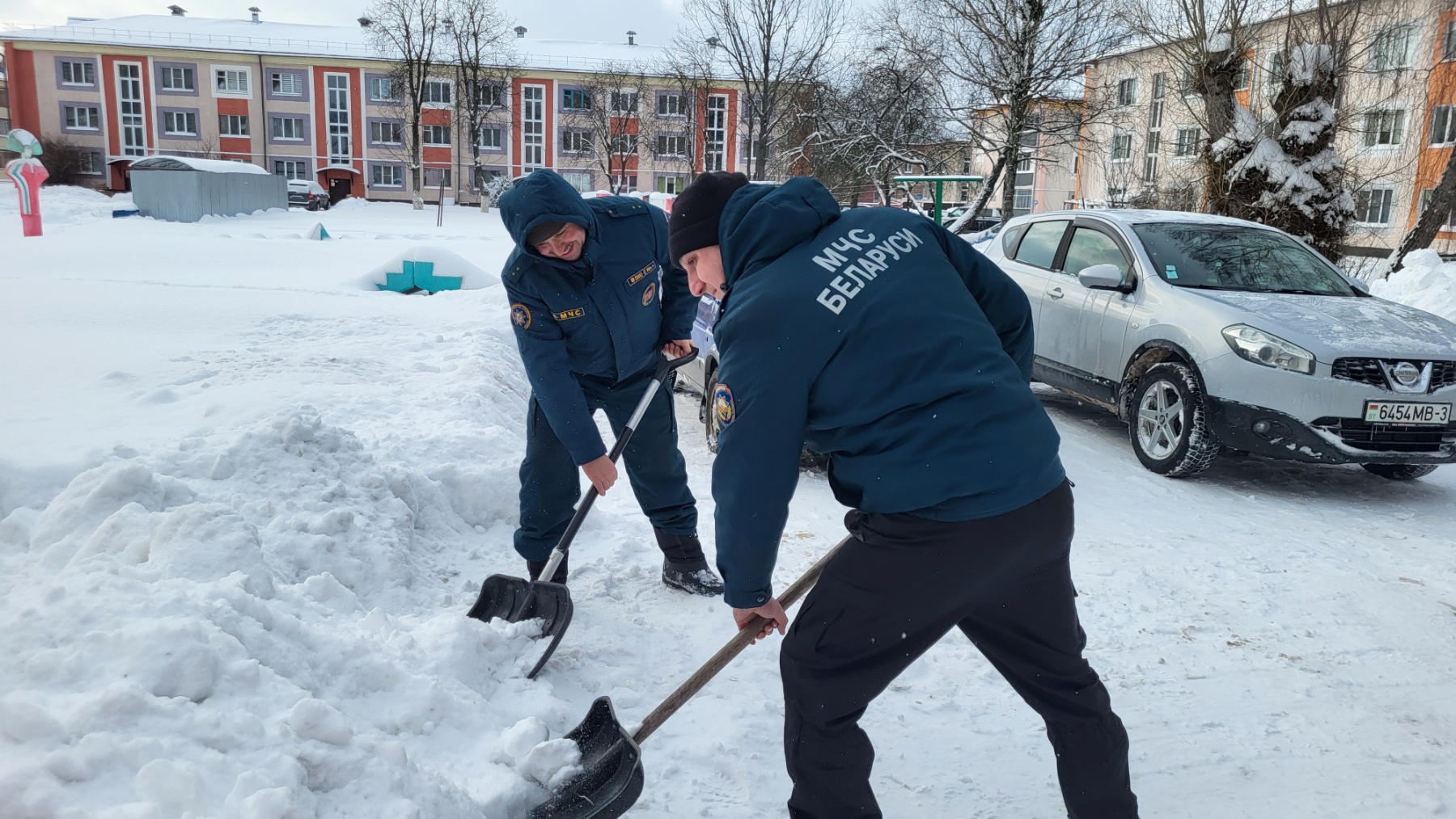ФОТОФАКТ. Работники Наровлянского РОЧС помогают в расчистке дворов от снега
