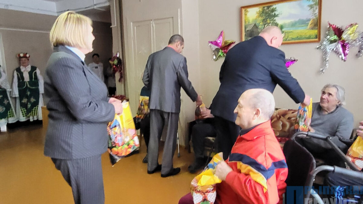 Депутаты Наровлянщины поздравили подопечных палат социального ухода райбольницы