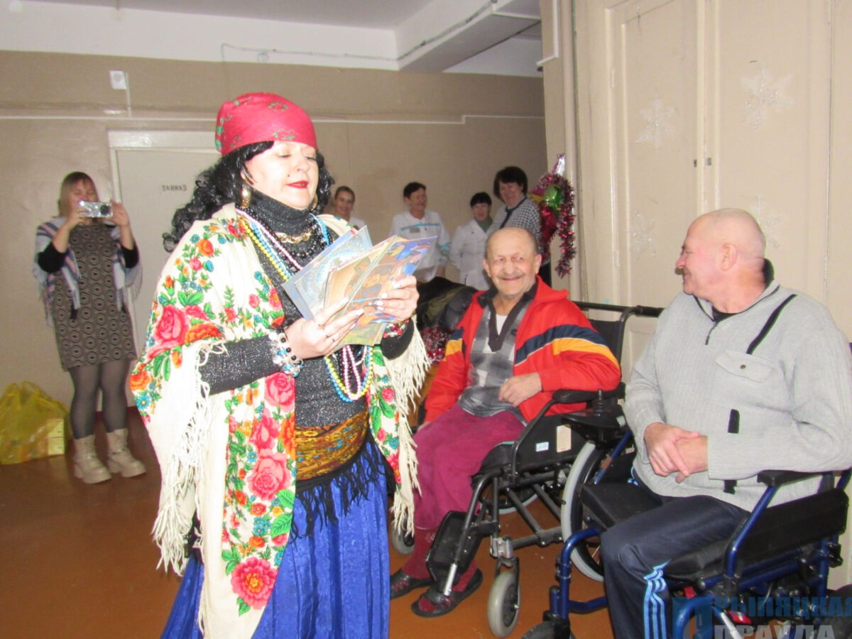 Тепло души подарили работники Наровлянского ТЦСОН