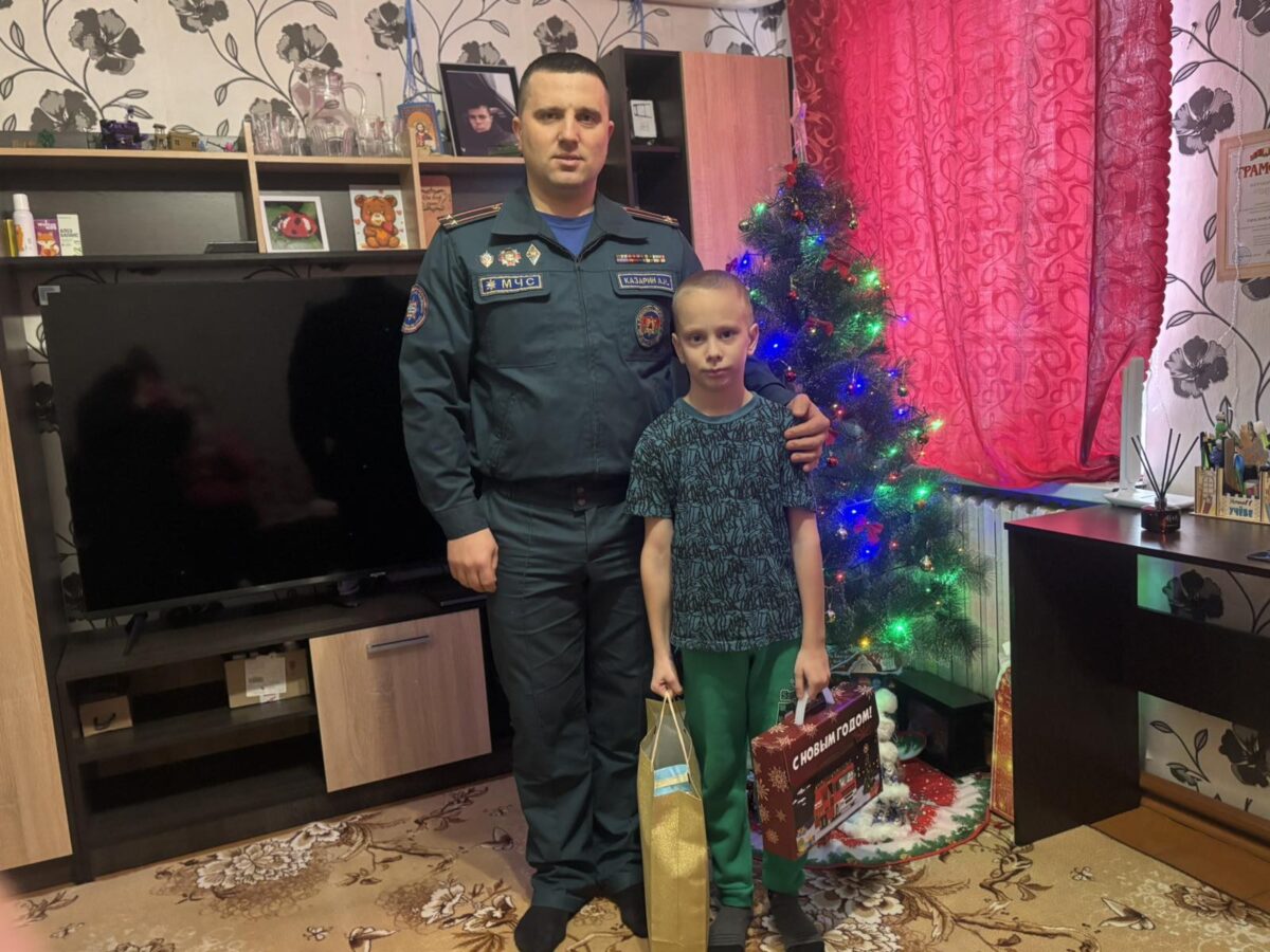 «Наши дети»: спасатели Наровлянского РОЧС приняли участие в благотворительной акции