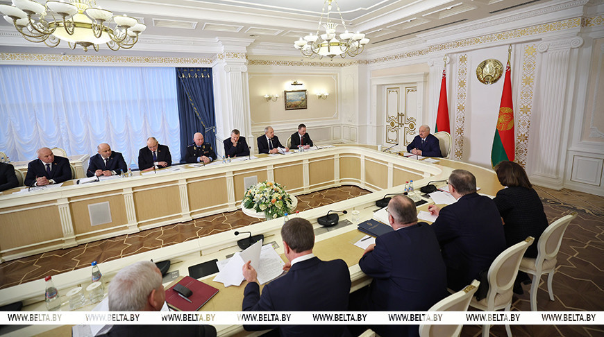 Работа антикризисных управляющих, выплата заработка и электронные сигареты. Темы совещания Лукашенко с Совмином