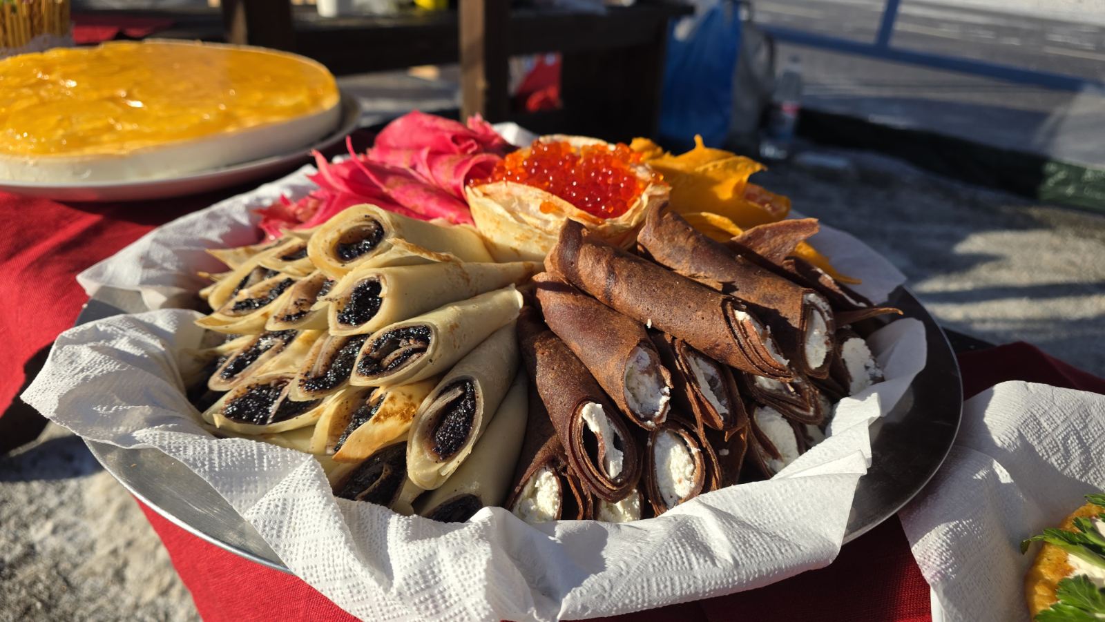 Зиму провожали, весну зазывали. Фоторепортаж о том, как в Наровле отпраздновали Масленицу