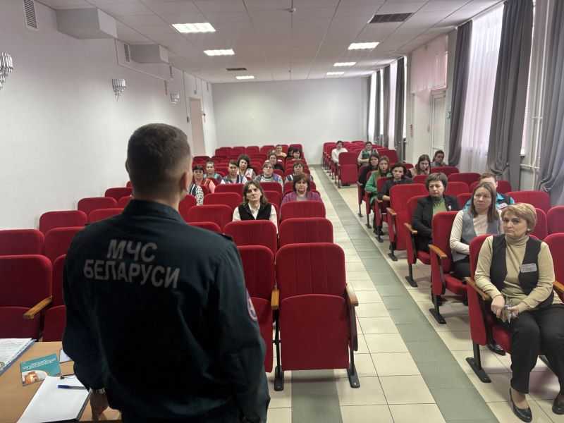Безопасность на первом месте. Работники отдела встретились с трудовыми коллективами