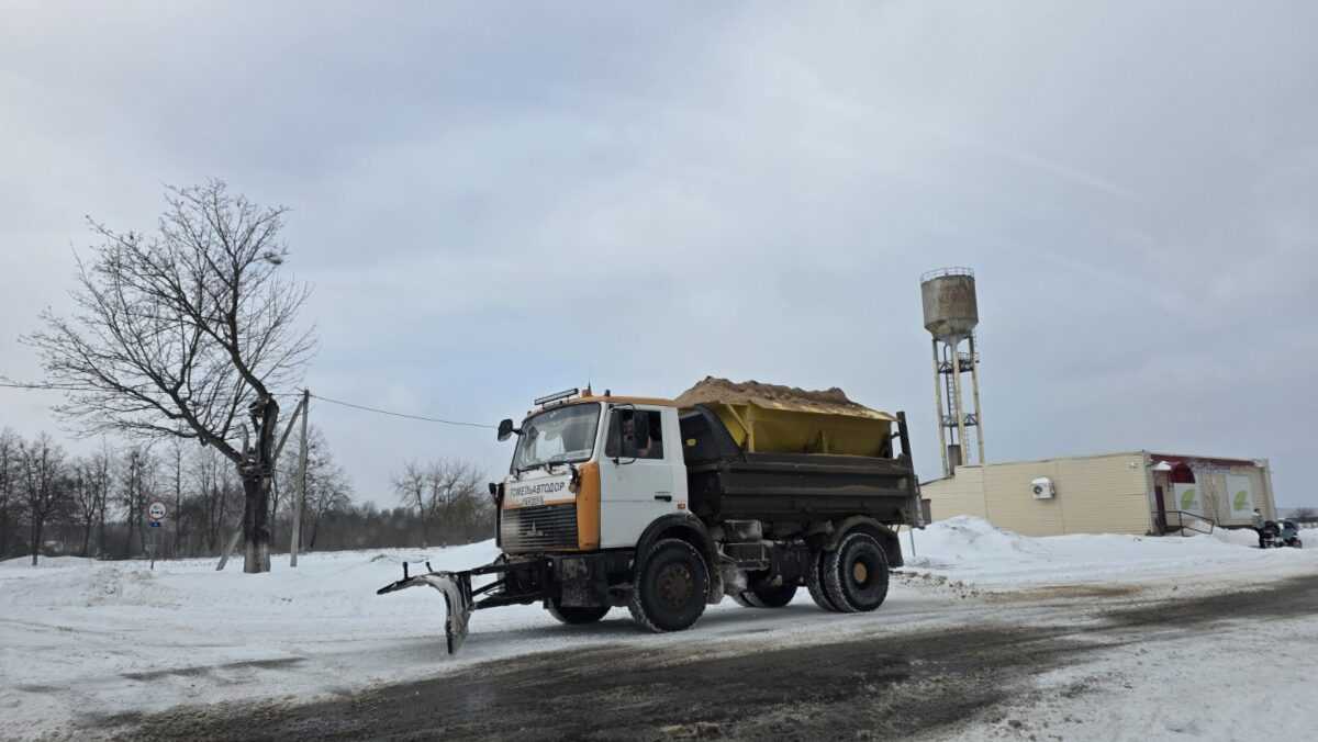 Снег и гололед под контролем: расчистка дорог проходит не только в Наровле, но и в сельской местности