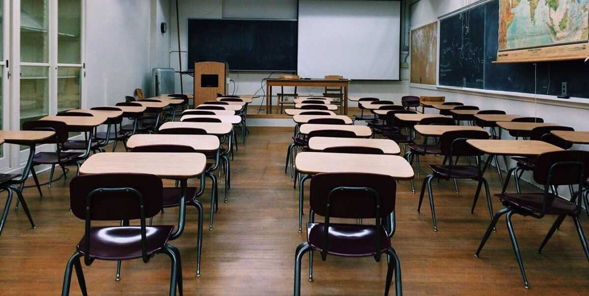 Обязаны ли школьники убирать мусор и чистить снег вместо уроков, рассказали в Минобразования