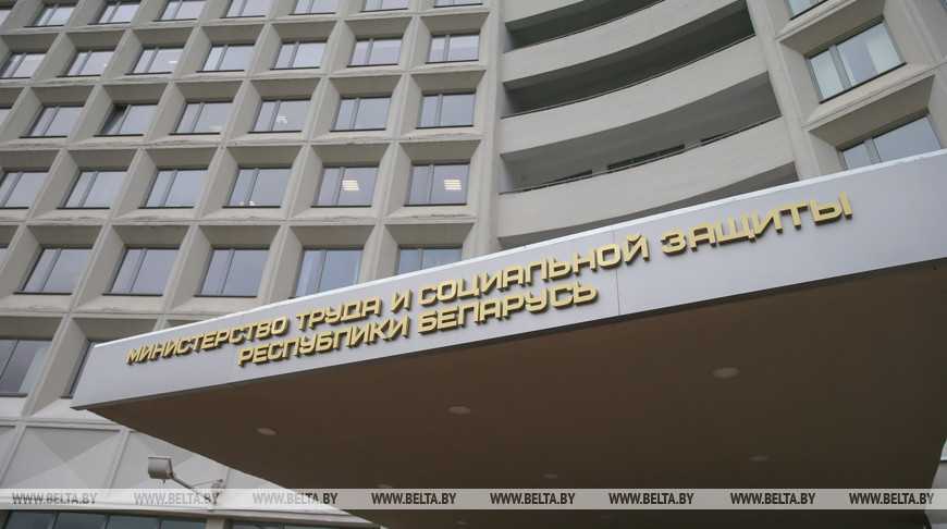 Кто в семье может взять больничный по уходу за ребенком-инвалидом, разъяснили в Минтруда