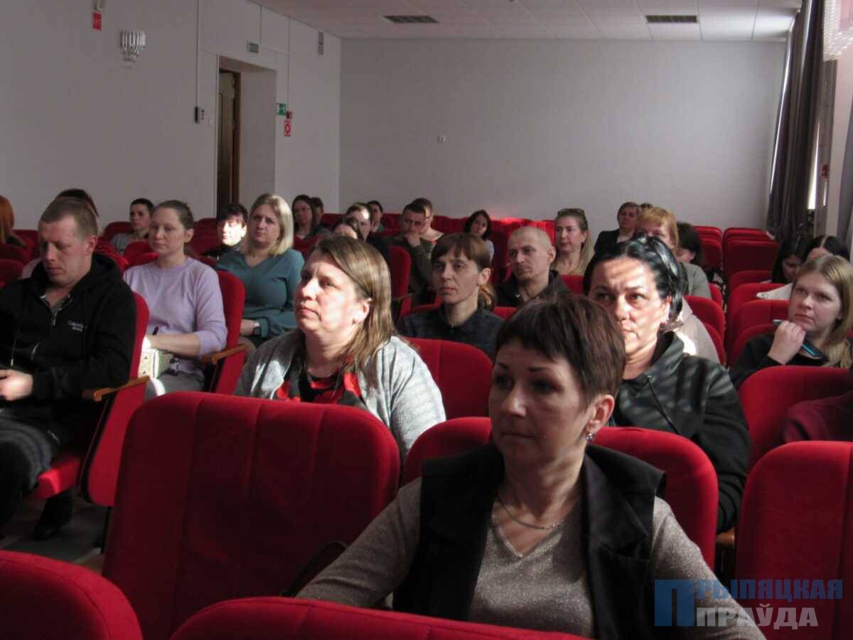 Родители учащихся Наровлянщины подключились к онлайн собранию Гомельщины