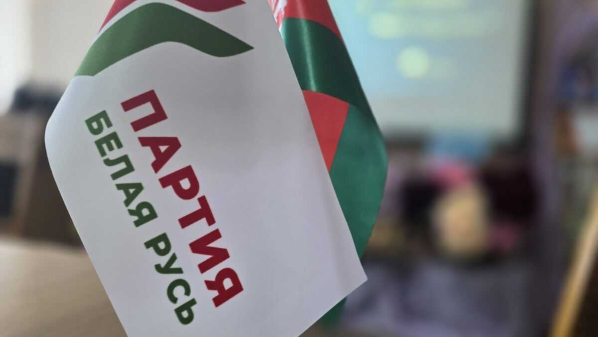 Партия «Белая Русь» поздравила наровлянок с праздником