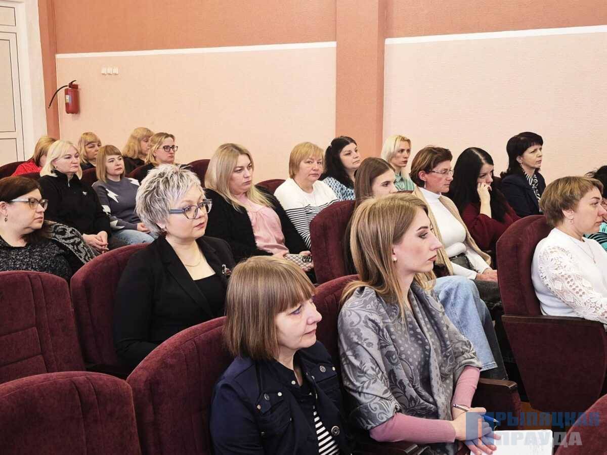 Ямочный ремонт дорог, социально-экономическое развитие района и другие вопросы обсудили на встрече с первым заместителем председателя Наровлянского райисполкома