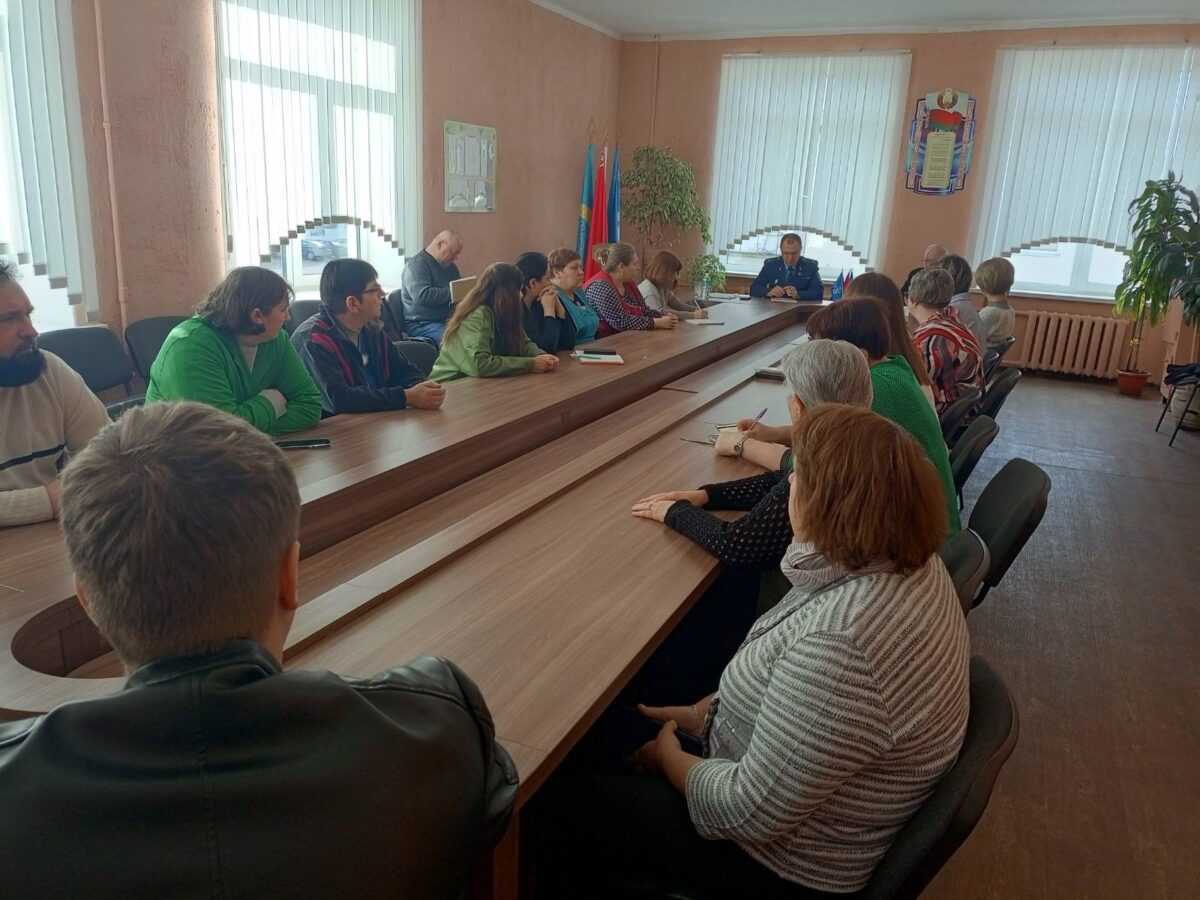 Во время профсоюзного правового приема граждан в Наровлянском колледже ответили на волнующие вопросы горожан