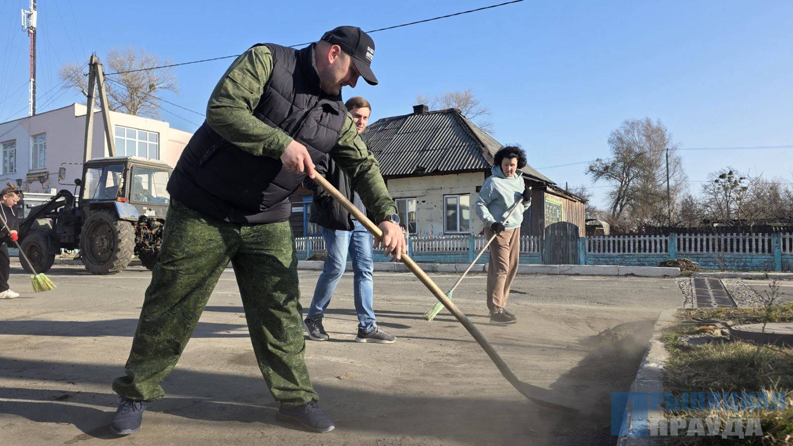 Наровляне принимают участие в областном субботнике