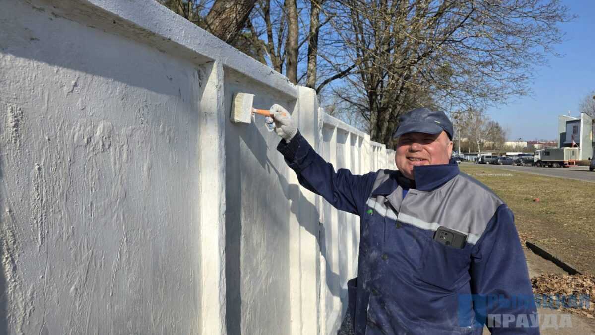 Особое внимание — памяти: в Наровле проходит благоустройство городского кладбища