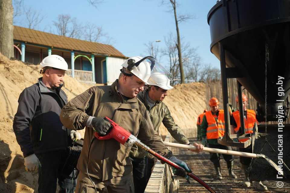 Субботник в деле. Руководство области работает на стройке в Ченках, где возводят новое здание базовой школы