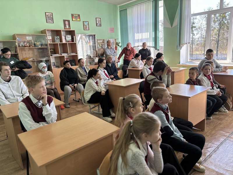 Безопасность превыше всего: инспектор Наровлянского РОЧС провел профилактические беседы в трудовых коллективах школ Наровлянщины
