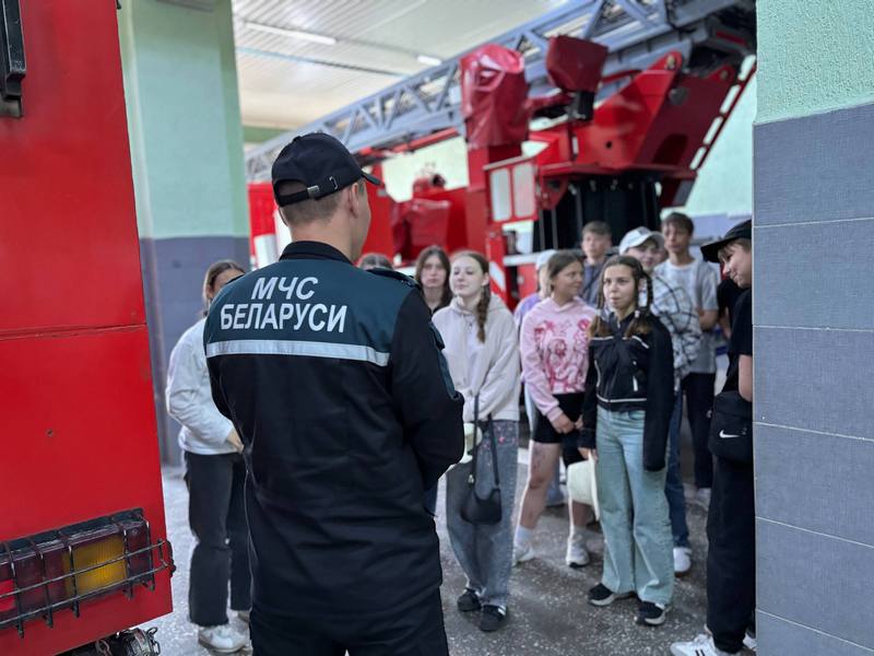 В гостях у спасателей: экскурсия для лагеря «ООН» в Наровлянском РОЧС