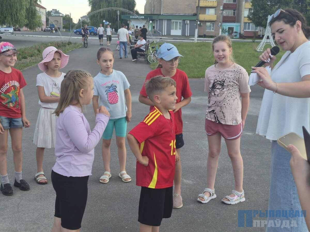 Праздник по «обмену» на набережной реки Припять